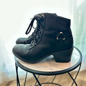Teva Healed Boots - Size 6